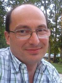 Ein Bild, das Menschliches Gesicht, Person, Kleidung, Baum enth�lt.

KI-generierte Inhalte k�nnen fehlerhaft sein.